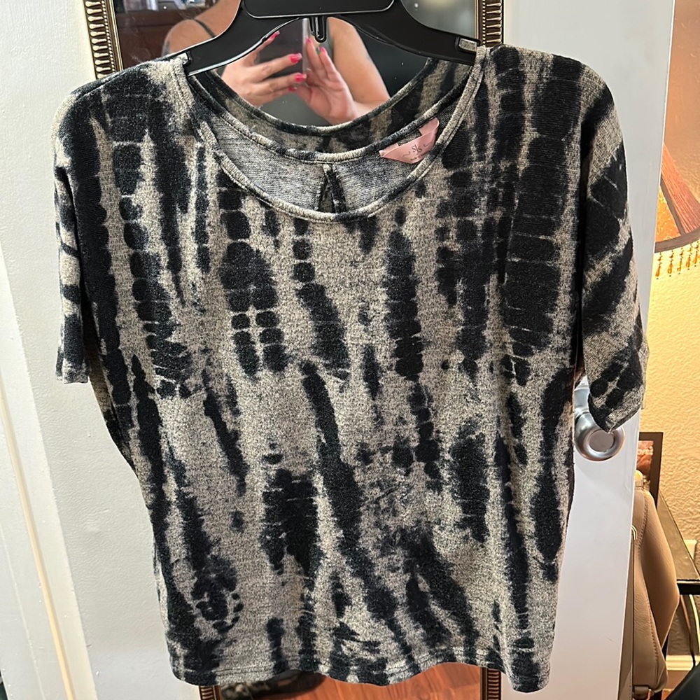 S/S med blouse black & tan tye dye